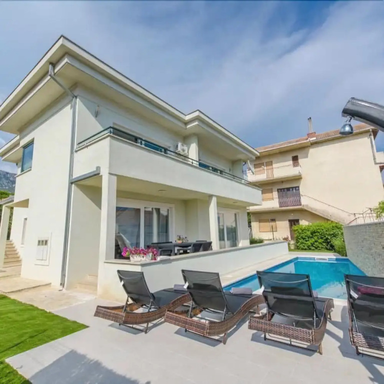 Villa Barbara-Kastela with heated pool