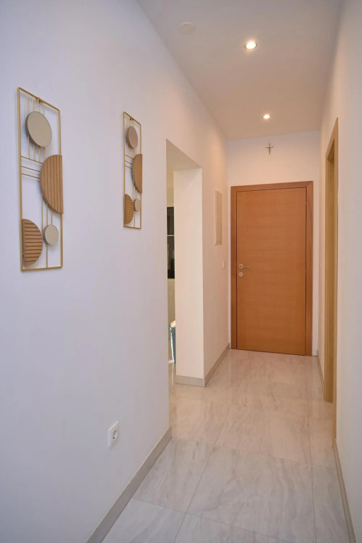 M Entire floor in a spacious house with pool