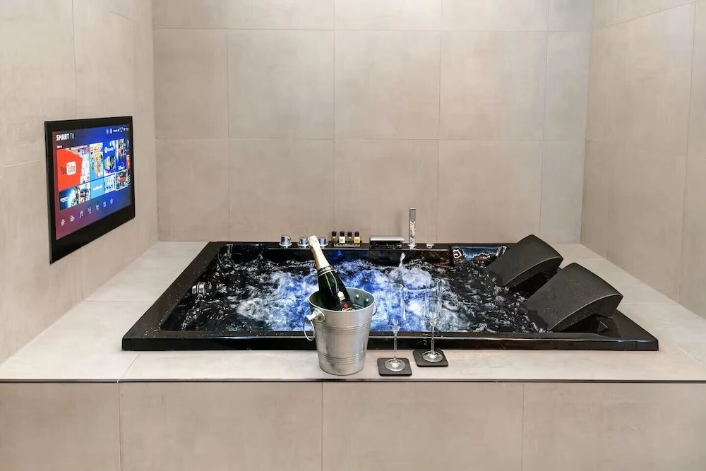 Luxury City 5* Retreat-Lux Spa Bath-Romantic
