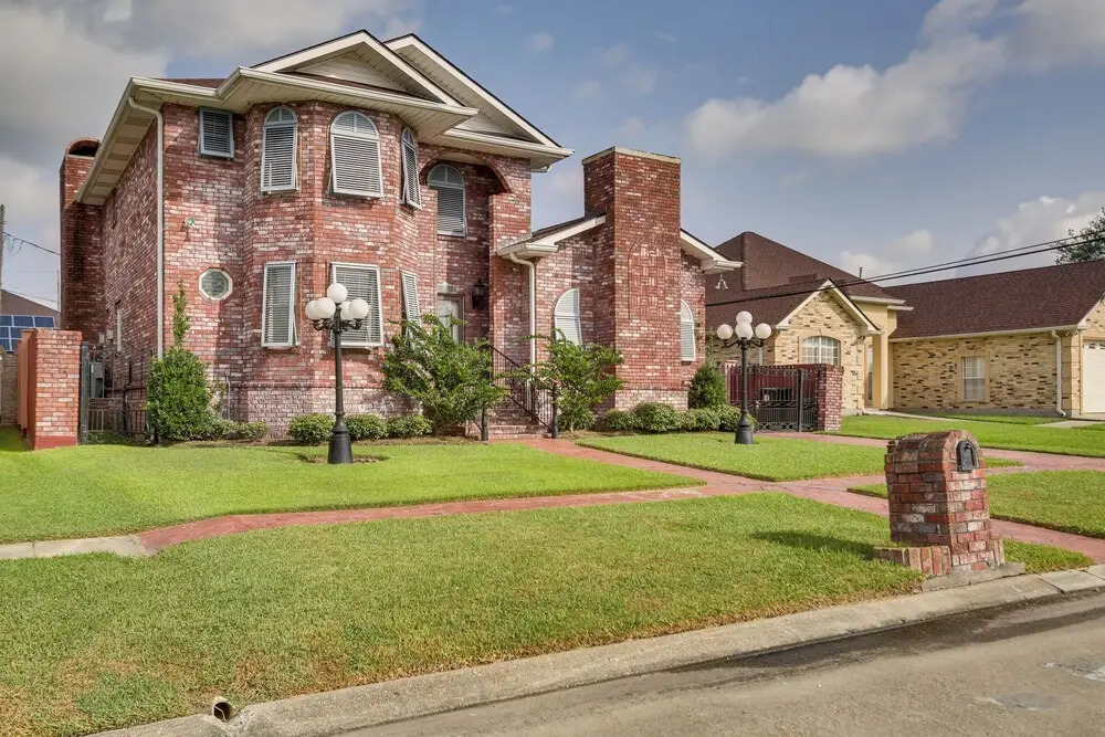 4 Mi to Bourbon St: Spacious Retreat w/ Wet Bar!