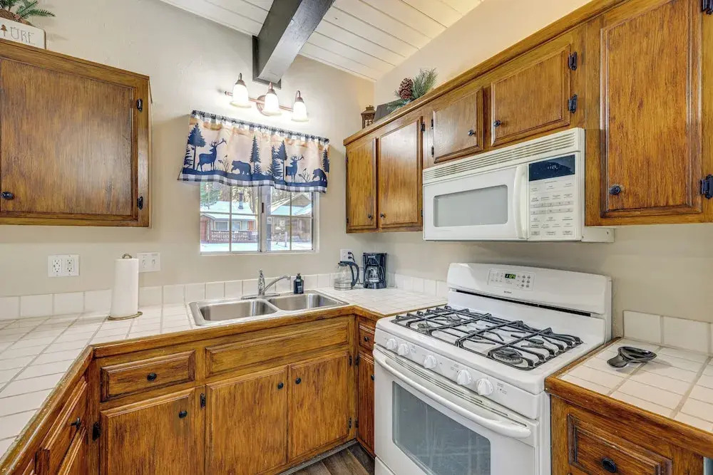 < 1 Mi to Bear Mtn! Family Ski Cabin w/ Game Room