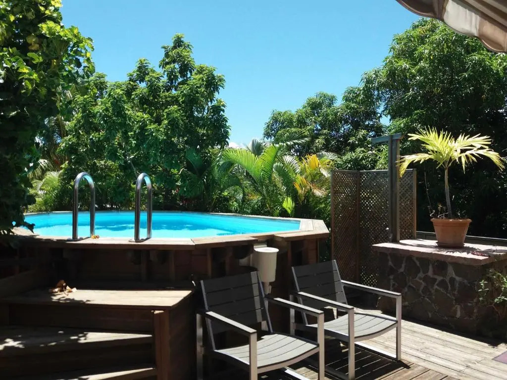 Beau F2 classé, vue mer, spa, jardin, parking et deck privatifs - piscine partagée