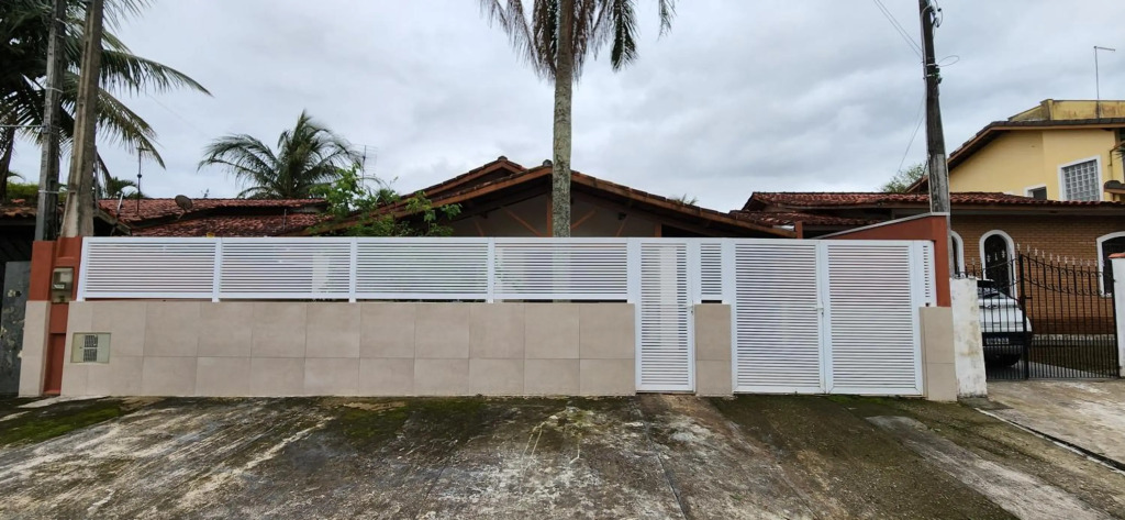Casa em Caraguatatuba com piscina e churrasqueira