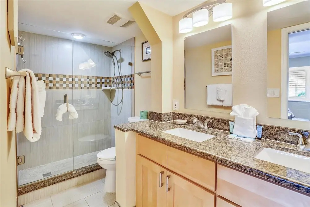 Land's End 306 Building 4 BAY Views / Updated End Unit!