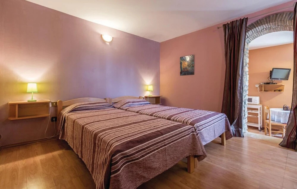 Beautiful Home in Brnobici With Wifi, 2 Bedrooms and Outdoor Swimming Pool