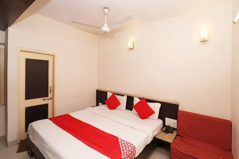 Oyo 28796 Hotel Rajhans