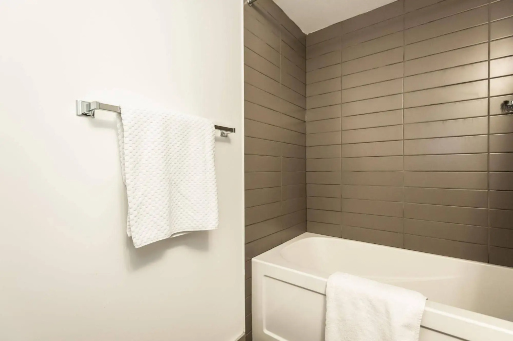 LifeSuites Lakeside Mimico