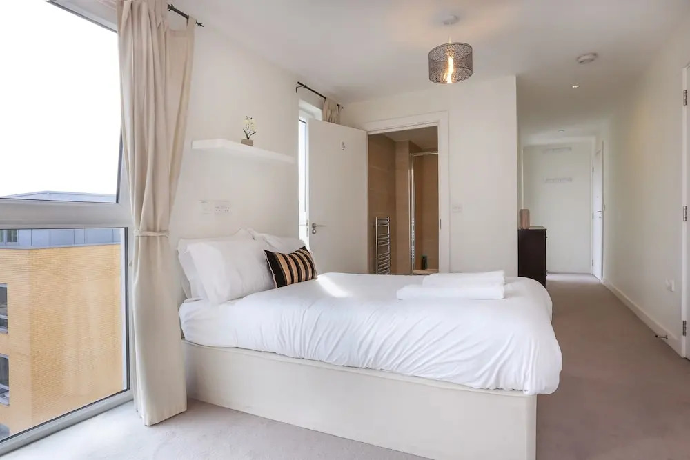 Greenwich Two Bed Flat, with Pool &Parking