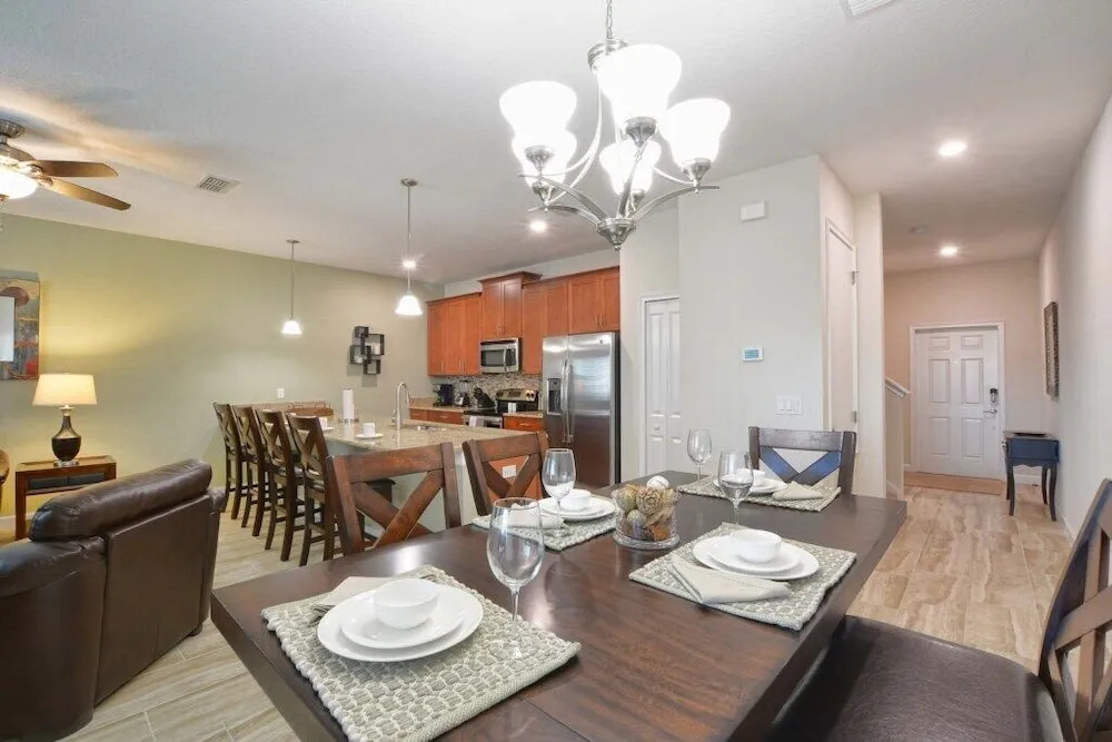Storey Lake- 4 Bedroom Townhome W/spashpool-1619st Townhouse