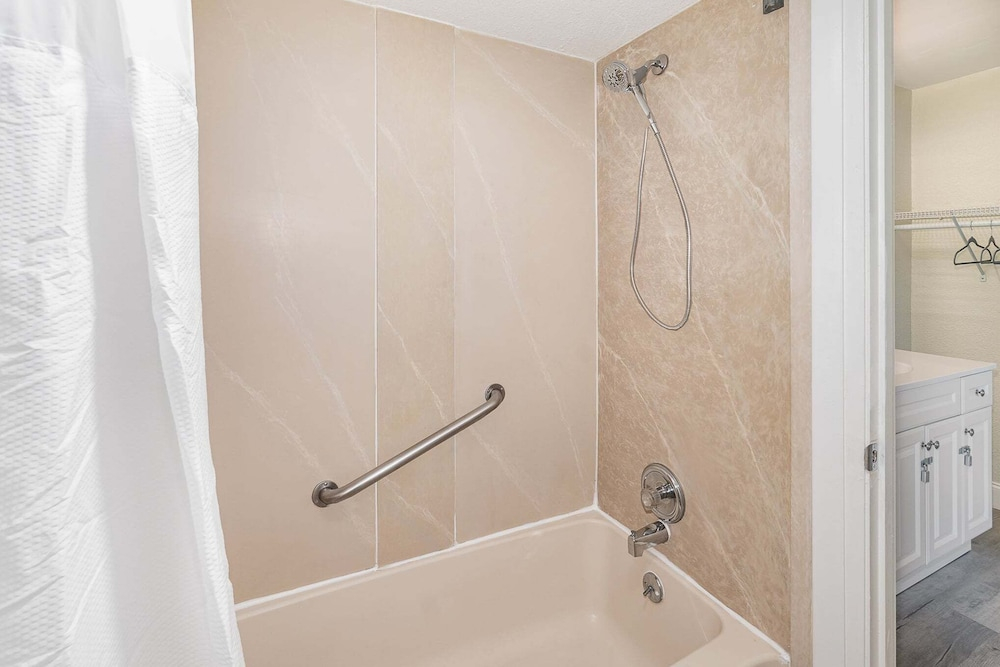 2050 E Irlo Bronson, 1bed