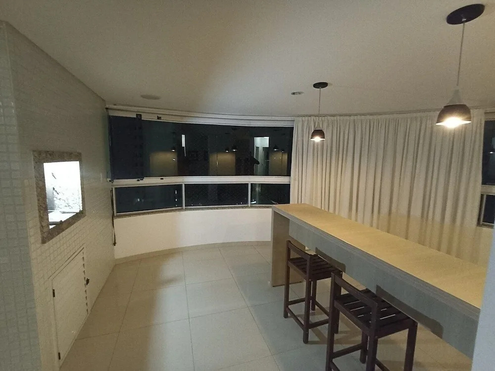 Amplo Apartamento Um Por Andar