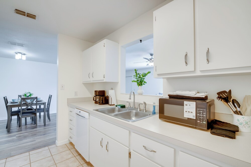 Steps From Crystal River: Crystal River Getaway!