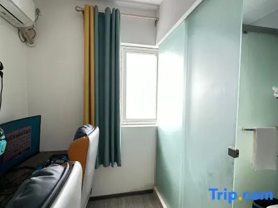 Shanghai Xinfeng E-Sports Hotel (Waigang Town Business College)