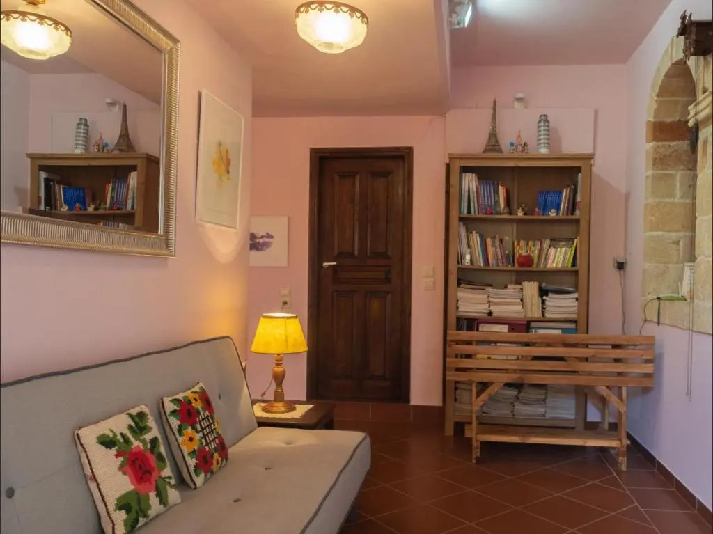 Private Art Studio 50m from sea 1-3 per