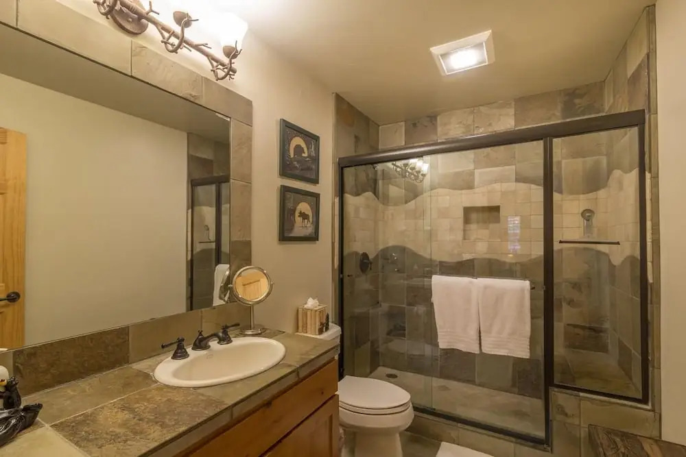 Spacious Mountain Modern Home Sleeps 12 in KB!