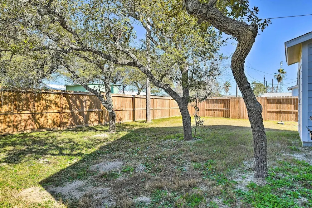 4 Mi to Boat Ramp: Charming Rockport Home