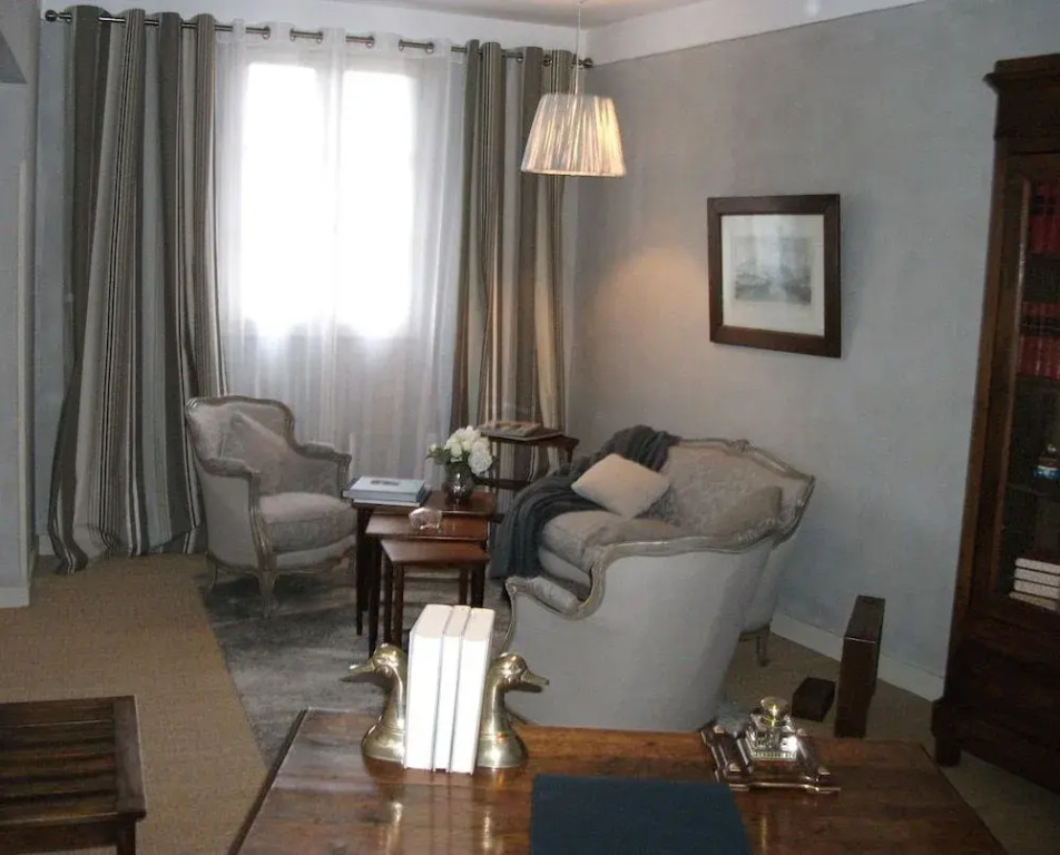 MAISON DE MARQUAY-MAISON DHOTES
