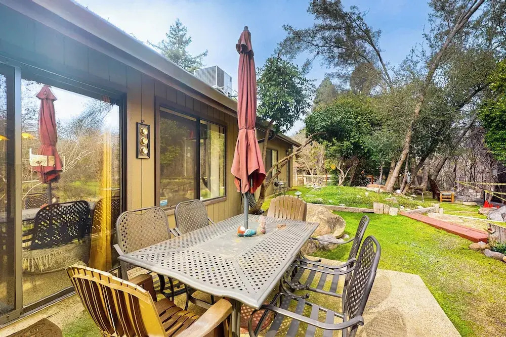 Yard & Patio: Quiet & Well-stocked Riverside Home