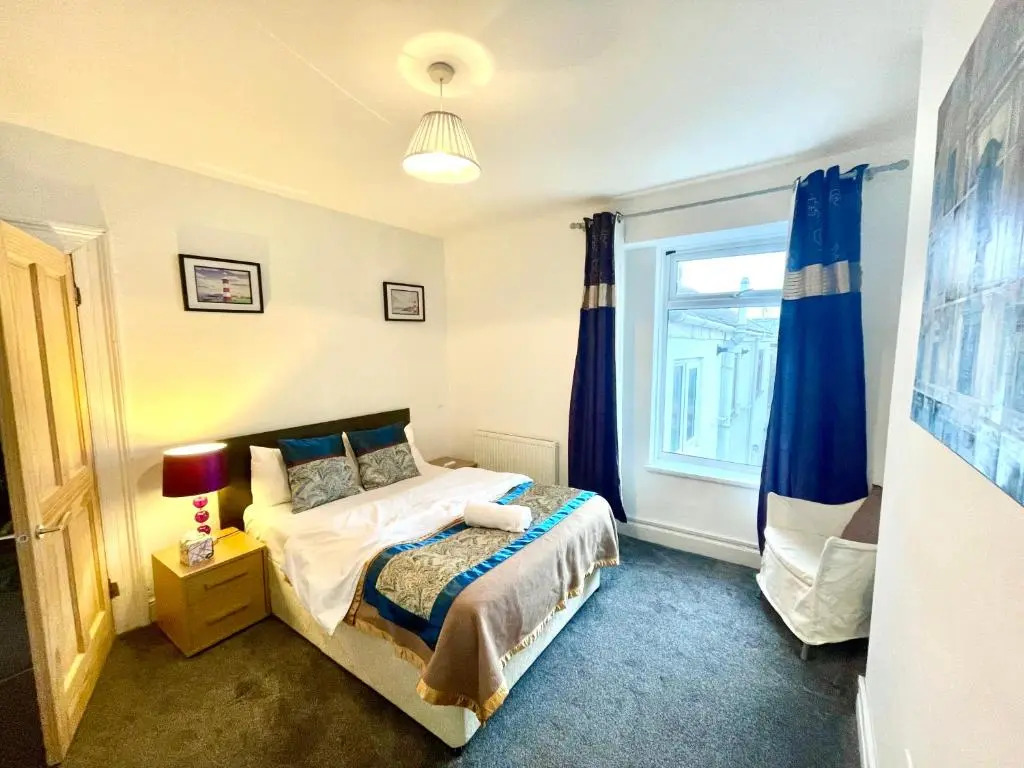 3 bedroomed house for up to 7 people, close to The Hoe, Barbican & City Centre