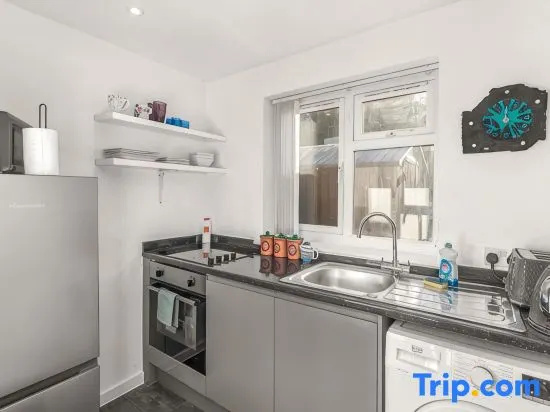 Apt 1: Cosy Ground-Floor Flat - By ShireStays