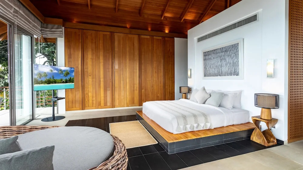 Villa Chelay - Luxury Waterfront Villa