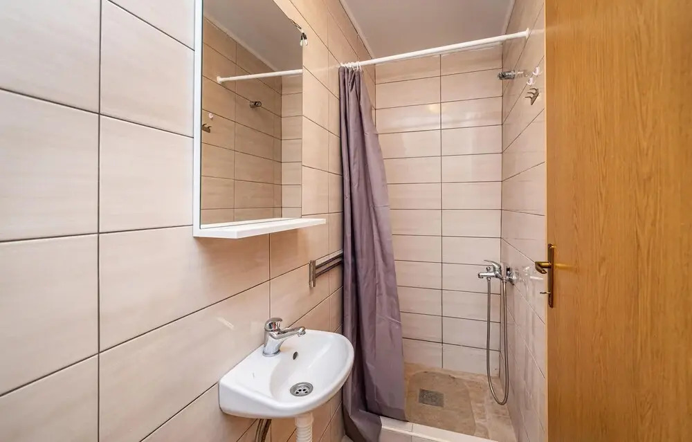 Beautiful Home in Lisane Tinjske With 5 Bedrooms, Wifi and Outdoor Swimming Pool