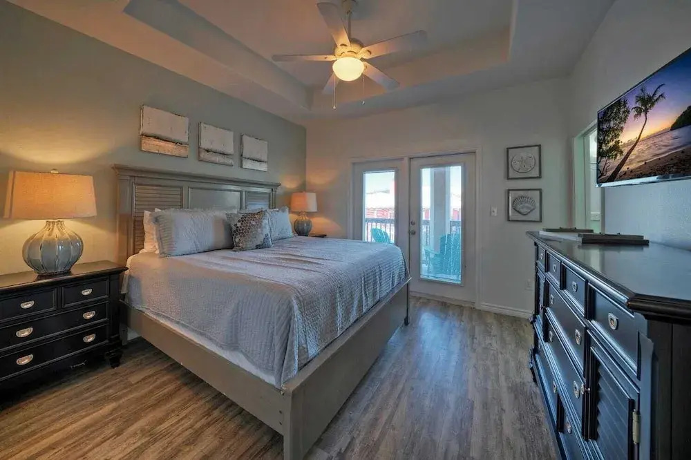 Sleeps 23, 2 Beachside Homes Resort Pool, Walk to the Beach, Balcony + Yard
