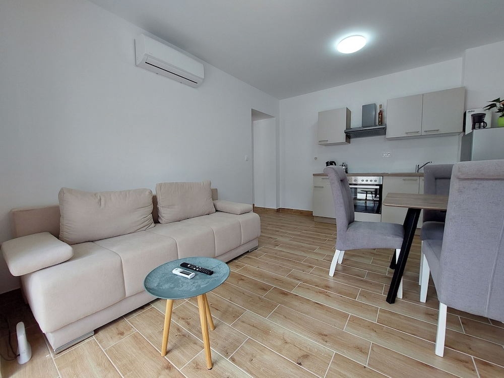 Apartment and Rooms Anne