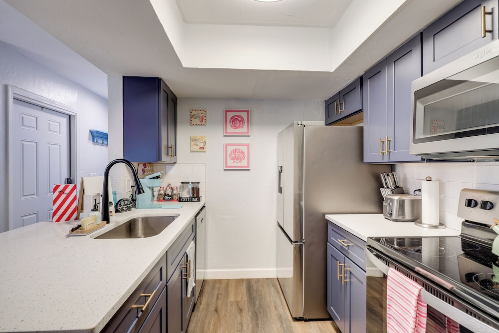 Chic Townhouse w/ Hot Tub, 4 Mi to Atlantic Beach!