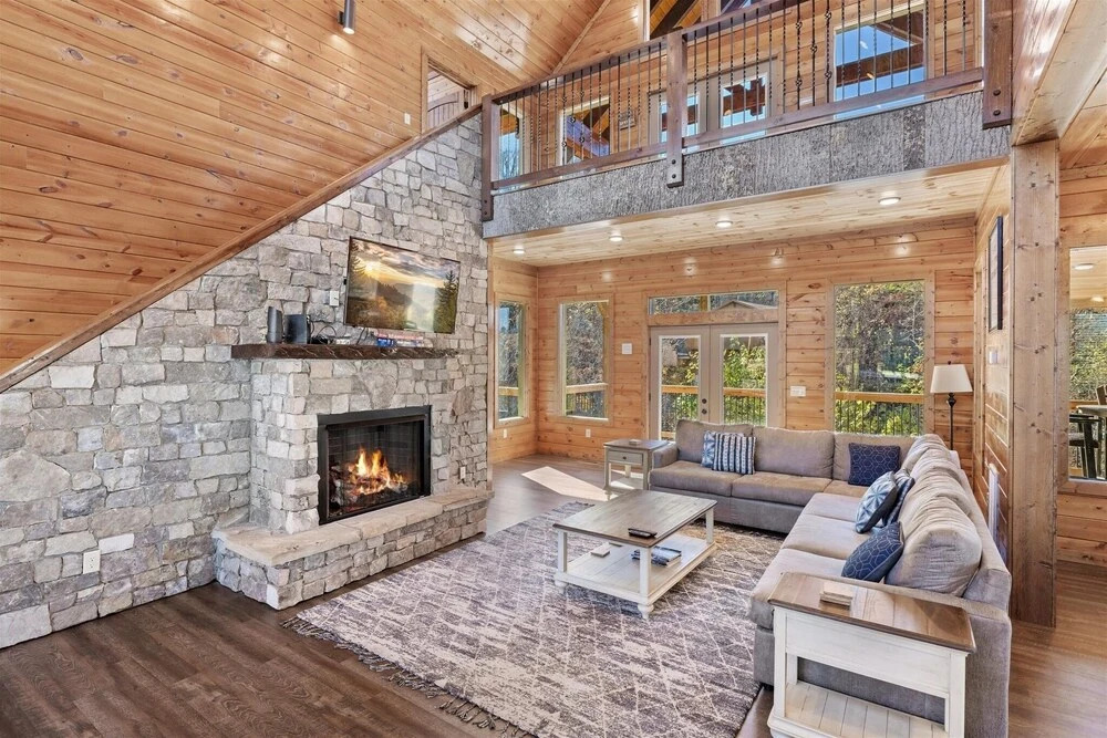Smokey Treats 5 Bedroom Cabin by RedAwning