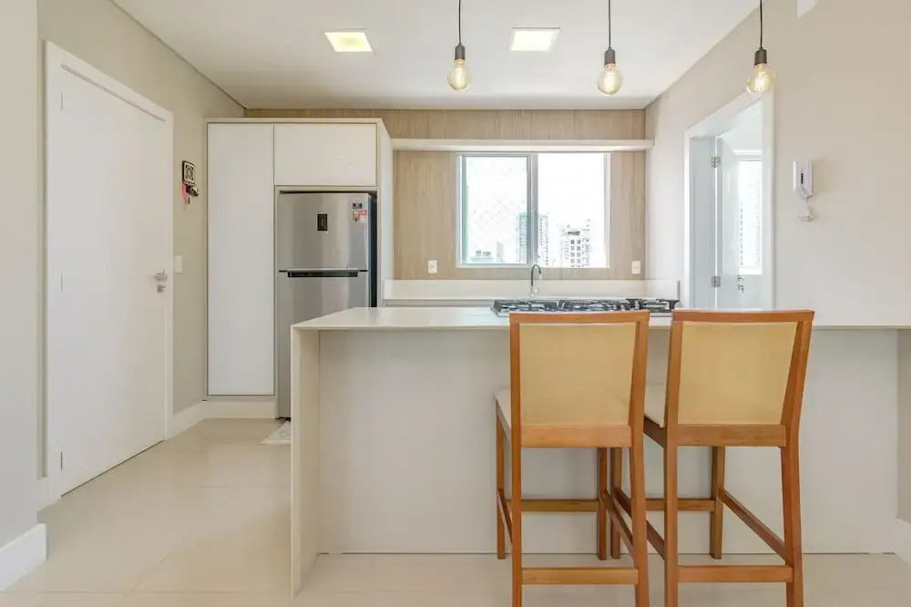 Apartamento no Centro com 3 su tes a 400m da Praia