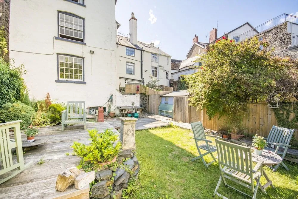 Cornerstones, 16th Century Luxury Self Catering House overlooking the River Dee