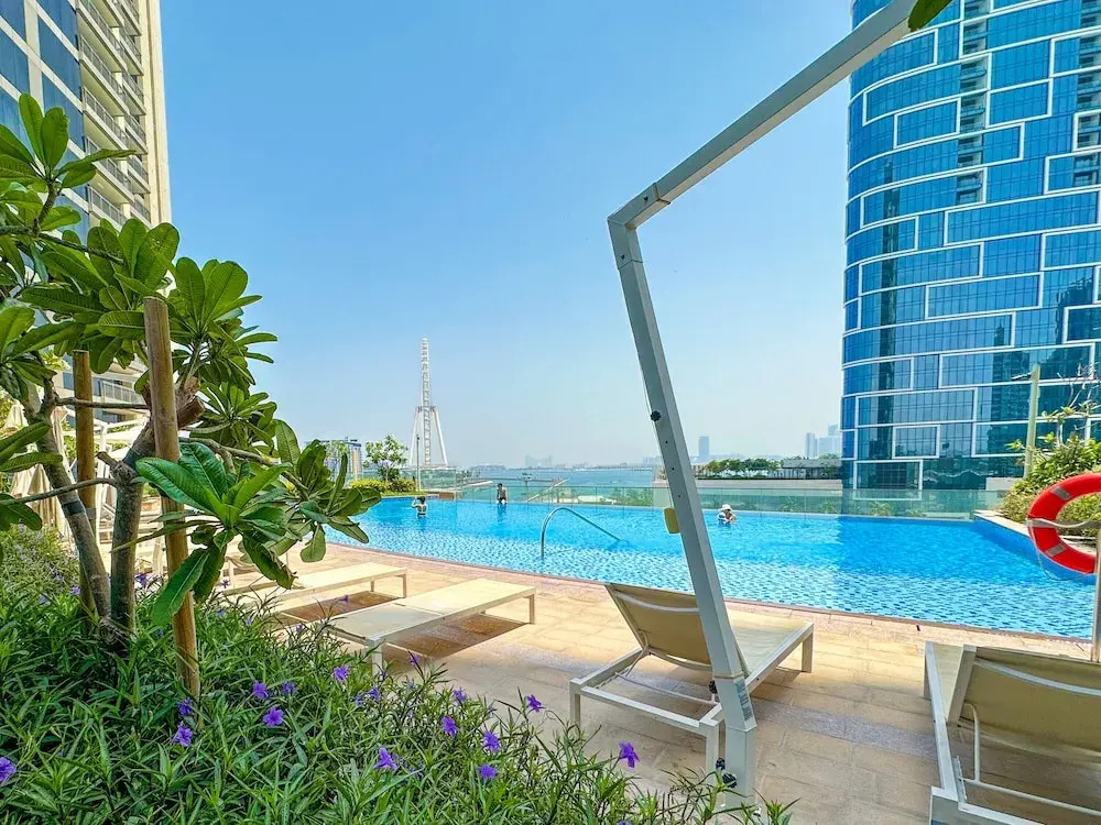 Luxury StayCation - Spacious Modern Apt Overlooking The Arabian Sea