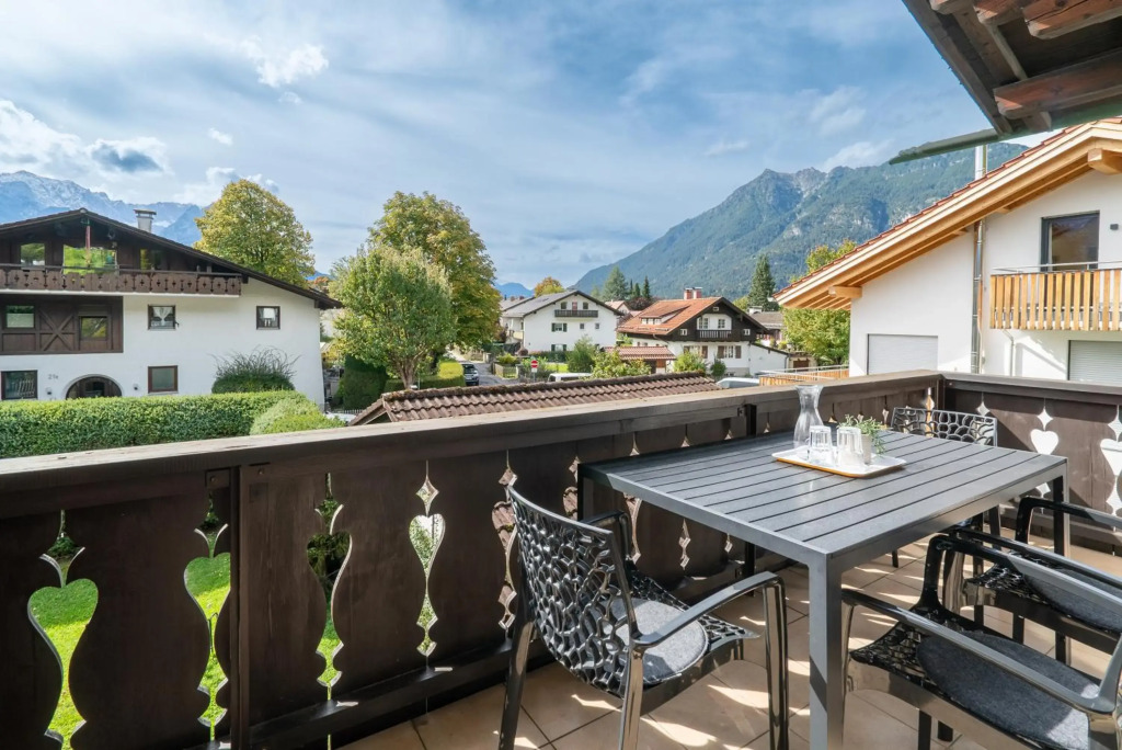 Appartement Partenkirchen - 3-Zimmer mit Panorama-Balkon - Bestlage am Fuß des Berges