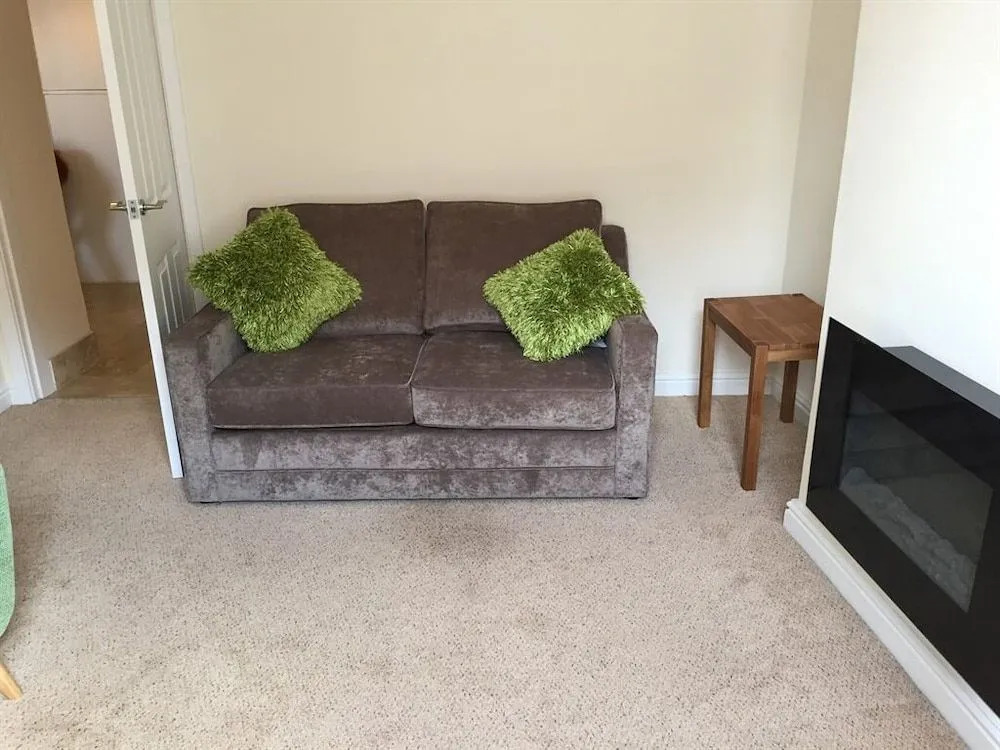 Town Centre Apartment Perfect Location with on-street parking