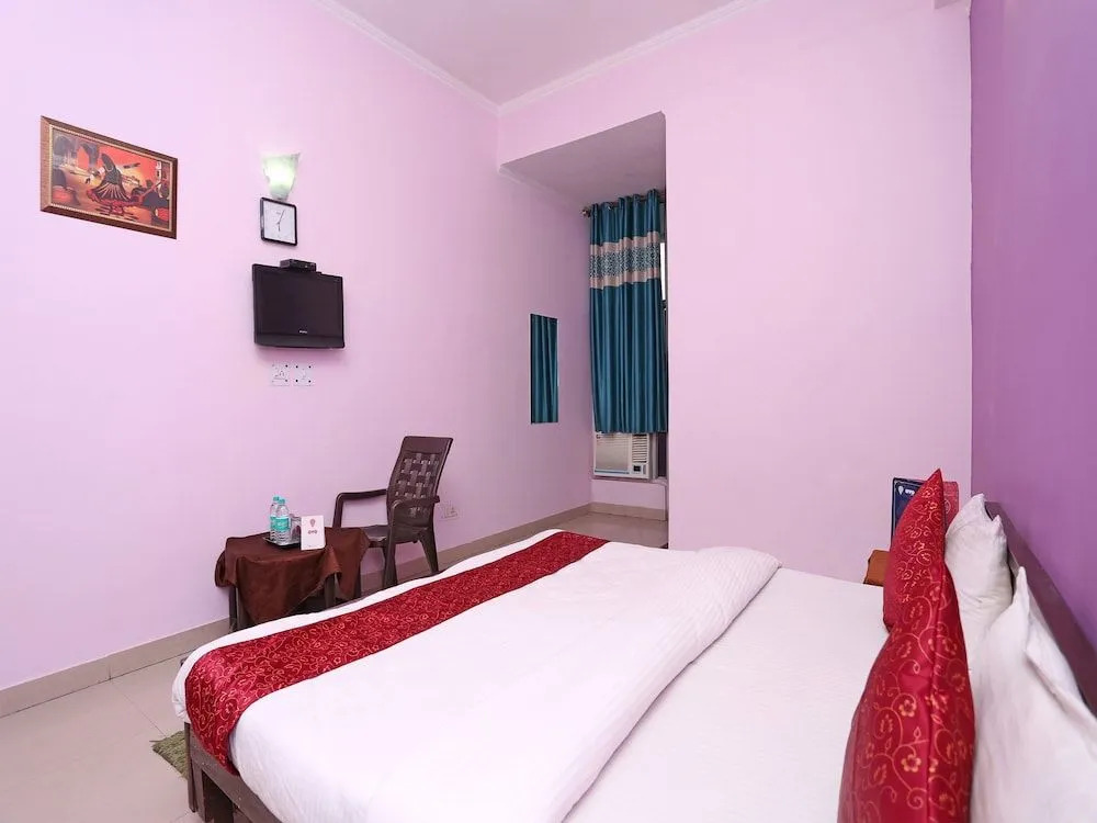 OYO 12784 Hotel Roomers