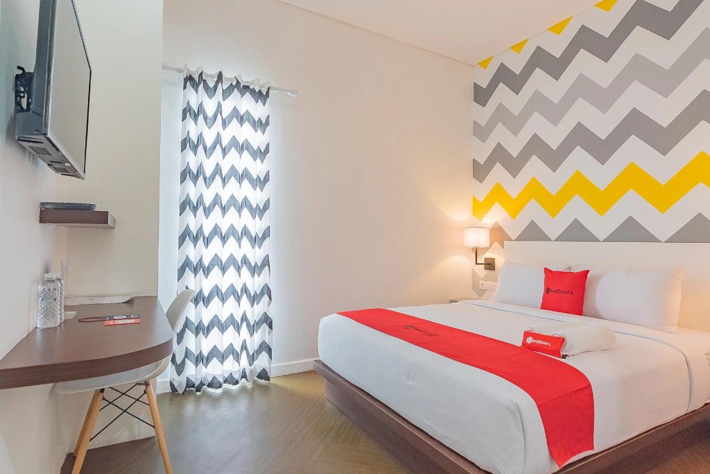 RedDoorz Premium @ Hotel Hebat
