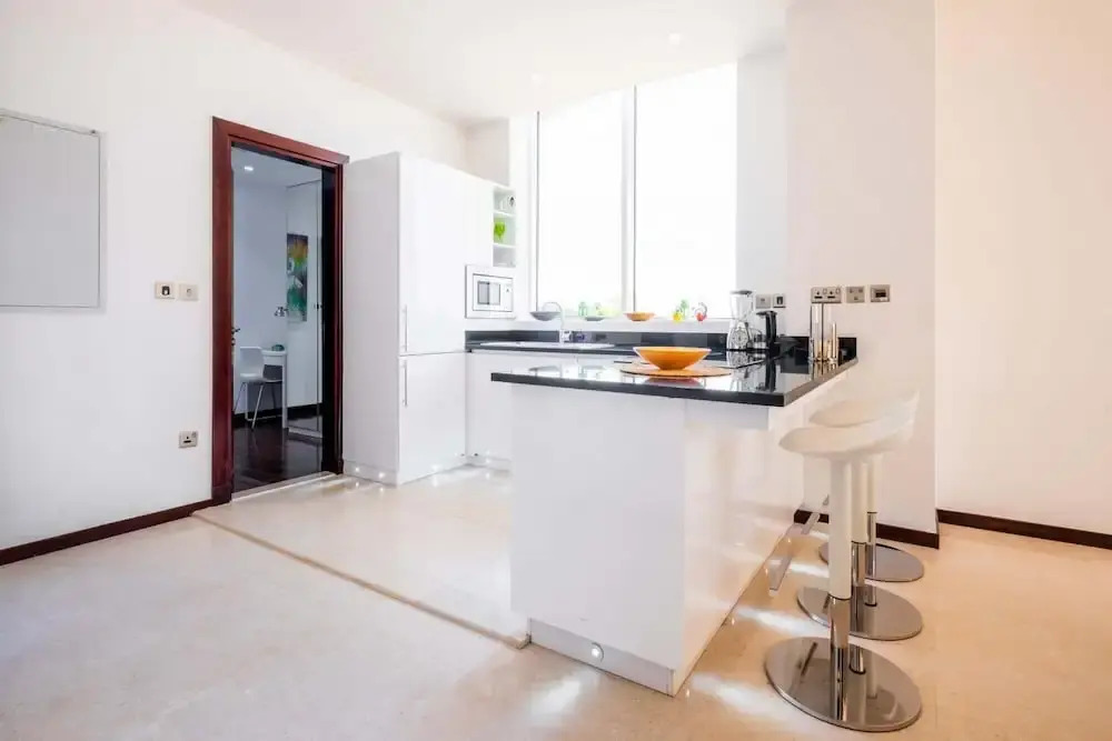 Bright Beachfront Apt w Wow Factor on The Palm