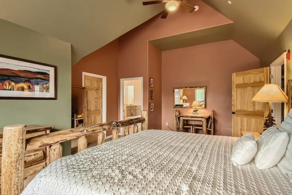 42 Burgundy 4br 3.5ba 4 Bedroom Townhouse by RedAwning