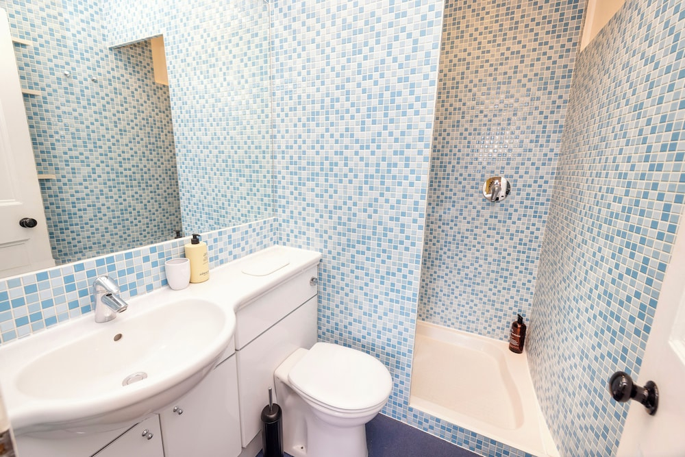Stylish Southside Flat Near Old Town