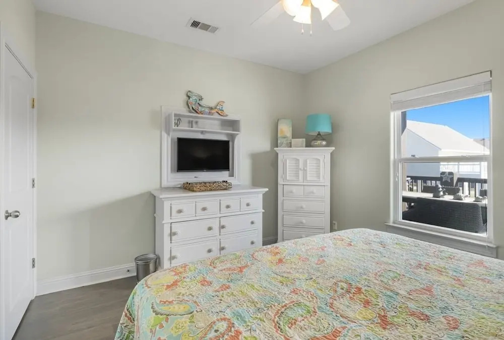 Surf & Seahorse 4 Bedroom Home by RedAwning