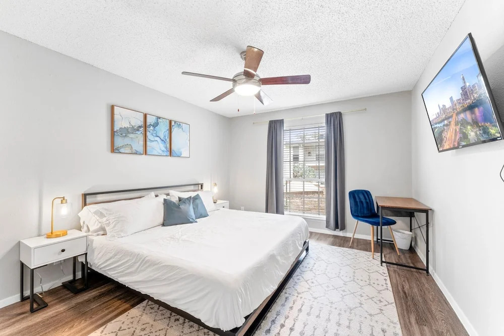 Soco 2BR Comfy Suite w Pool King bed Fast Wifi