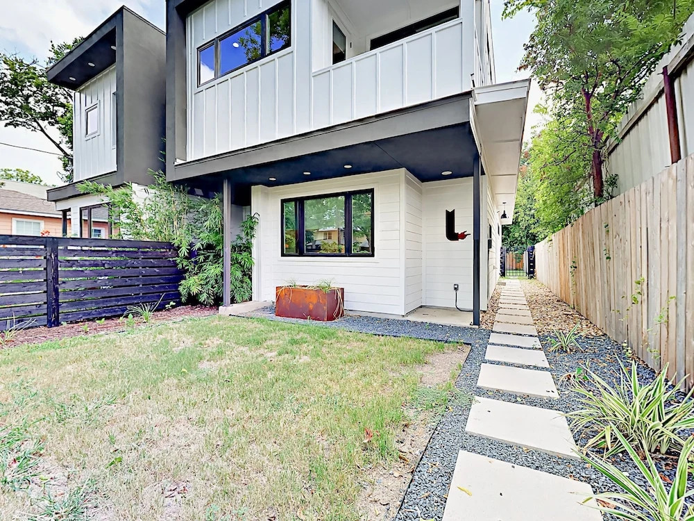 3br W/ Contemporary Kitchen, Patios 3 Bedroom Duplex