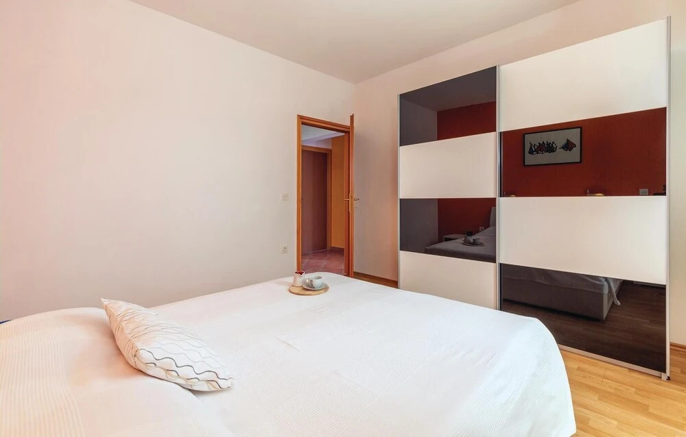 Amazing Home in Labin with WiFi, 7 Bedrooms & Hot Tub