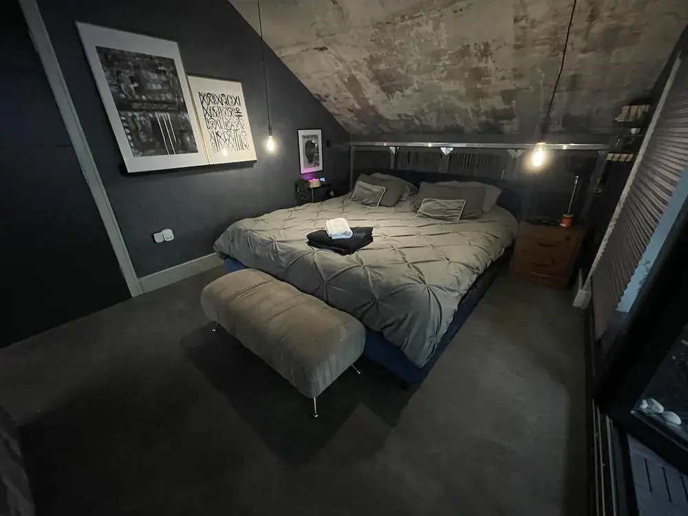 Artsy Retreat - Sleeps 4, Free Parking & Balcony