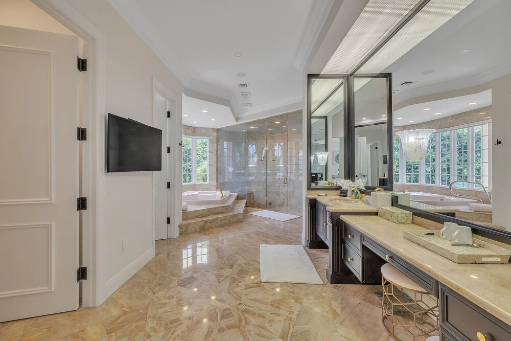 Casa Royale - Luxurious Waterfront Living 7 Bedroom Home by RedAwning