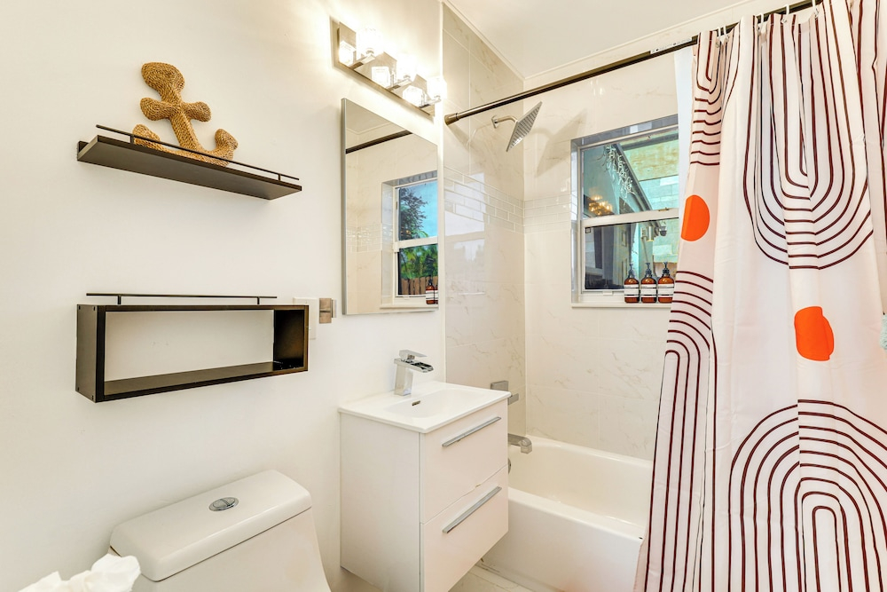 3 Mi to Sea! Family Pool House in Fort Lauderdale