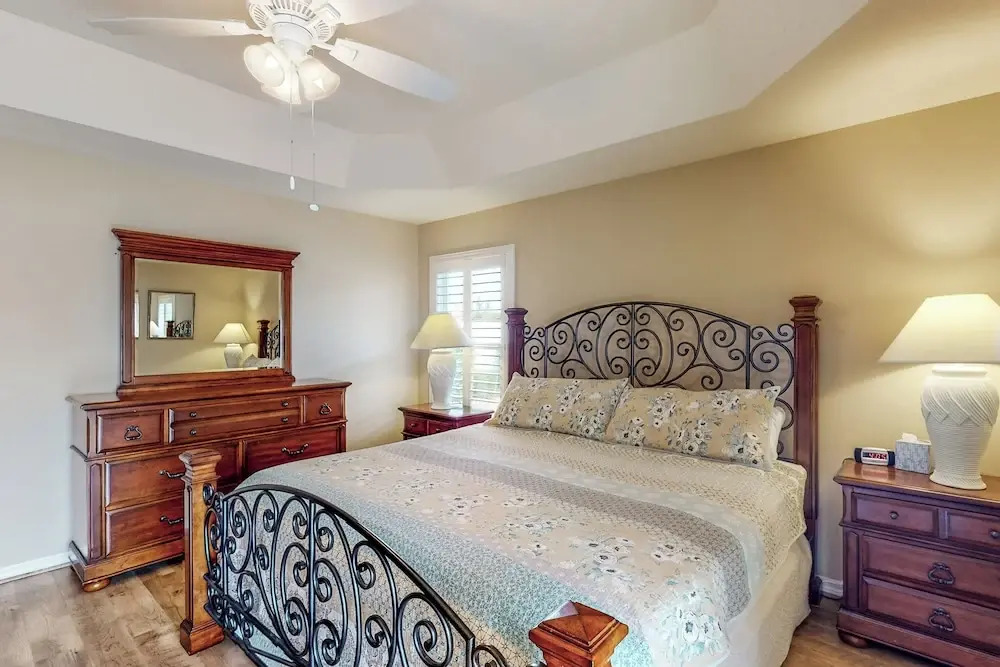 The Cove House: Walk to Brownwood Sq
