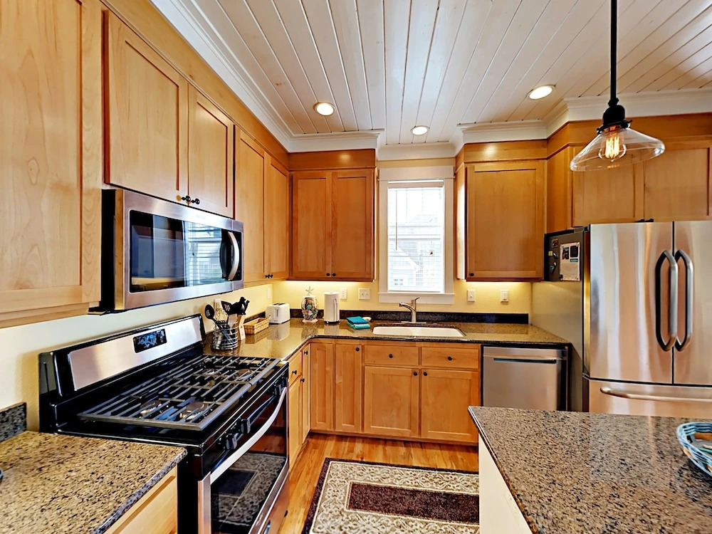 2751 SW Beach Ave Home 3 Bedrooms 2.5 Bathrooms Home