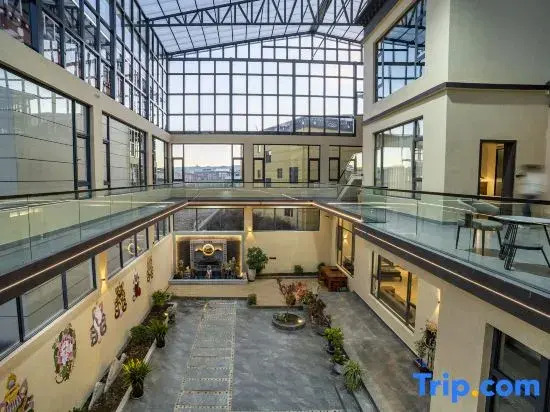 Floral Hotel · Vista Seek Oxygen-Rich View Hotel (Songzanlin Scenic Area Branch)